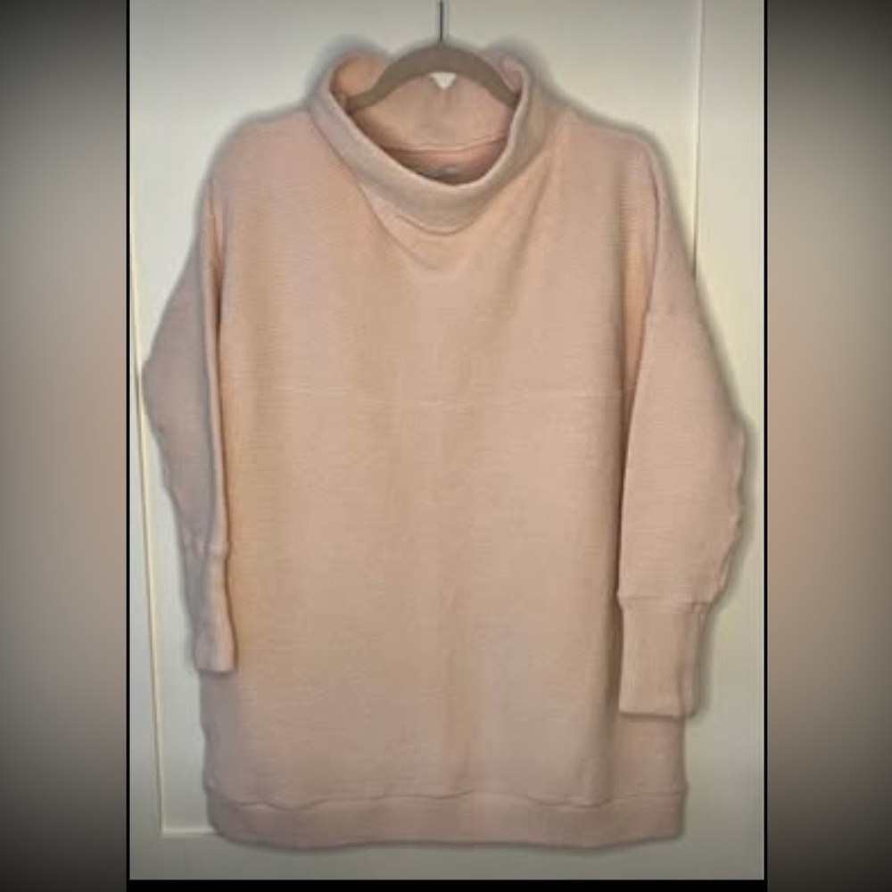 Cozy pink O’Neill scoop neck women’s sweater size SMALL pink